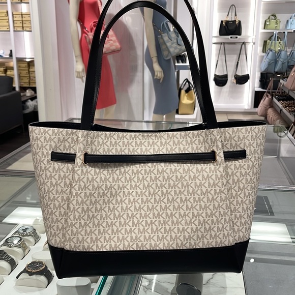 MICHAEL KORS
Reed Large Logo Shoulder Tote Bag
Vanilla/Black
Style# 35S3G6RT3B - Picture 12 of 16